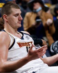  约基奇蝉联常规赛MVP创历史  