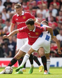  曼联防线失误连连，纽卡斯尔三球完胜红魔  