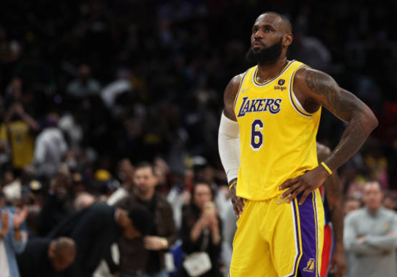  詹姆斯生涯总分超马龙，独享历史第二宝座  